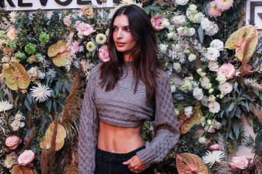 Model / aktris Emily Ratajkowski, 9 Eylül 2021 'de Hudson Yards' da düzenlenen REVOLVE Galerisi NYFW 2021 Sunum ve Açılış Dükkanı 'na geldi..