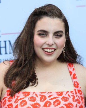 Brandon Maxwell elbisesi giyen aktris Beanie Feldstein, 1 Eylül 2021 'de Batı Hollywood, Los Angeles, Kaliforniya, ABD' deki Pacific Design Center 'da düzenlenen FX Networks' in 'Suçlama Hikayesi' nin Los Angeles Premiere 'ine geldi.