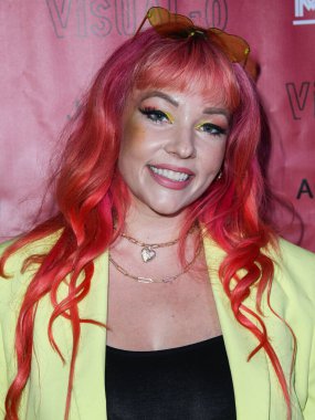 Müzikal sanatçısı Hazel Rose 21 Ağustos 2021 'de ABD' nin Kaliforniya eyaletinin Los Angeles kentindeki Mash Gallery 'de düzenlenen Görsel-O sergisine geldi..