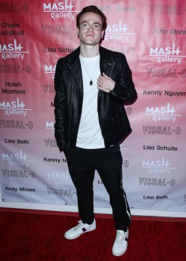 Aktör Justin Tinucci 21 Ağustos 2021 'de ABD' nin Kaliforniya eyaletinin Los Angeles kentindeki Mash Gallery 'deki Görsel-O sergisine geldi.. 