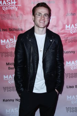 Aktör Justin Tinucci 21 Ağustos 2021 'de ABD' nin Kaliforniya eyaletinin Los Angeles kentindeki Mash Gallery 'deki Görsel-O sergisine geldi.. 