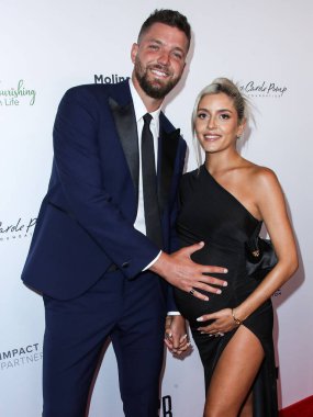 Amerikalı basketbolcu Chandler Parsons ve hamile kız arkadaşı Haylee Harrison, 20 Ağustos 2021 'de Beverly Hills, Los Angeles, Kaliforniya' daki Beverly Hilton Oteli 'ndeki 21.  