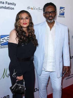 İş kadını Tina Knowles ve kocası / aktörü Richard Lawson, 20 Ağustos 2021 'de Beverly Hilton Oteli' nde düzenlenen 21. Yıllık Harold ve Carole Pompa Vakfı Galasına geldiler.. 