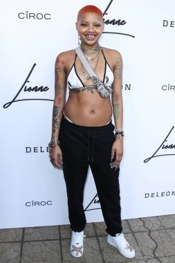 Model Slick Woods (Simone Thompson), 15 Ağustos 2021 'de Los Angeles, Kaliforniya' da düzenlenen Lionne Fall / Winter 2021 Moda Show 'a geldi..