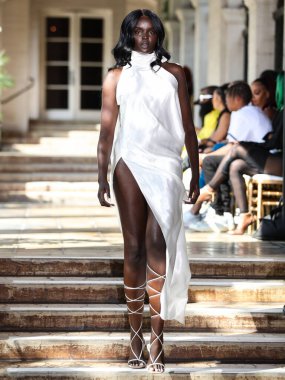 Model Duckie Thot, 15 Ağustos 2021 'de Los Angeles, Kaliforniya' da düzenlenen Lionne Fall / Winter 2021 Moda Gösterisi 'nde podyumda yürüyor..