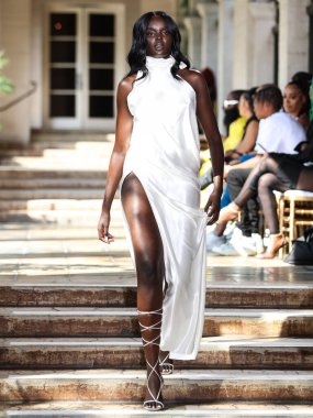 Model Duckie Thot, 15 Ağustos 2021 'de Los Angeles, Kaliforniya' da düzenlenen Lionne Fall / Winter 2021 Moda Gösterisi 'nde podyumda yürüyor..