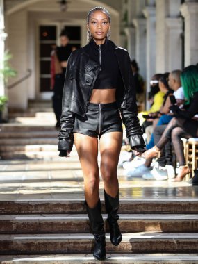 15 Ağustos 2021 'de Los Angeles, Kaliforniya' da düzenlenen Lionne Güz / Kış Moda Şovu 'nda bir model podyumda yürüyor..