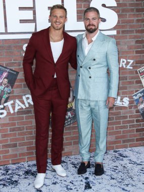 Aktörler Alexander Ludwig ve Stephen Amell (Scarosso ayakkabılarıyla Giorgio Armani takım elbise giyen), 10 Ağustos 2021 'de Los Angeles, Kaliforniya, ABD' de bulunan Sacramento Caddesi 2137 numaradaki STARZ 'ın' Heels 'inin Los Angeles Premiere' ine geldiler.