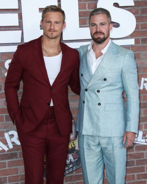 Aktörler Alexander Ludwig ve Stephen Amell (Scarosso ayakkabılarıyla Giorgio Armani takım elbise giyen), 10 Ağustos 2021 'de Los Angeles, Kaliforniya, ABD' de bulunan Sacramento Caddesi 2137 numaradaki STARZ 'ın' Heels 'inin Los Angeles Premiere' ine geldiler.