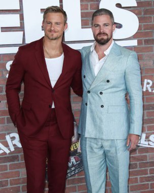 Aktörler Alexander Ludwig ve Stephen Amell (Scarosso ayakkabılarıyla Giorgio Armani takım elbise giyen), 10 Ağustos 2021 'de Los Angeles, Kaliforniya, ABD' de bulunan Sacramento Caddesi 2137 numaradaki STARZ 'ın' Heels 'inin Los Angeles Premiere' ine geldiler.