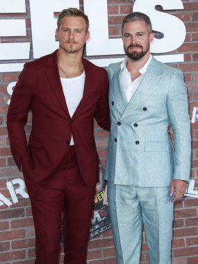 Aktörler Alexander Ludwig ve Stephen Amell (Scarosso ayakkabılarıyla Giorgio Armani takım elbise giyen), 10 Ağustos 2021 'de Los Angeles, Kaliforniya, ABD' de bulunan Sacramento Caddesi 2137 numaradaki STARZ 'ın' Heels 'inin Los Angeles Premiere' ine geldiler.