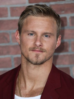 Alexander Ludwig, Paul Smith kıyafeti, Christian Louboutin ayakkabıları, Montblanc suyu ve David Yurman mücevheri, 10 Ağustos 2021 'de Los Angeles, Kaliforniya' da Sacramento Caddesi, 2137 numaradaki STARZ 's Heels' in Los Angeles galasına geldi.