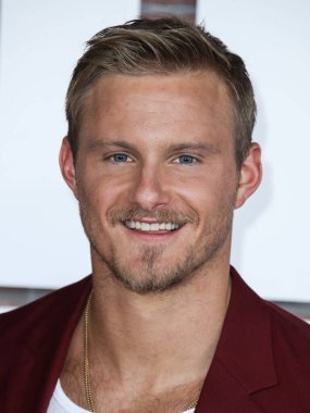 Alexander Ludwig, Paul Smith kıyafeti, Christian Louboutin ayakkabıları, Montblanc suyu ve David Yurman mücevheri, 10 Ağustos 2021 'de Los Angeles, Kaliforniya' da Sacramento Caddesi, 2137 numaradaki STARZ 's Heels' in Los Angeles galasına geldi.