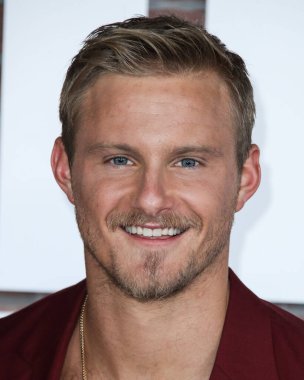 Alexander Ludwig, Paul Smith kıyafeti, Christian Louboutin ayakkabıları, Montblanc suyu ve David Yurman mücevheri, 10 Ağustos 2021 'de Los Angeles, Kaliforniya' da Sacramento Caddesi, 2137 numaradaki STARZ 's Heels' in Los Angeles galasına geldi.