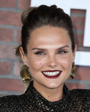 Aktris Cassandra Jean Amell, 10 Ağustos 2021 'de Los Angeles, Kaliforniya, ABD' de bulunan 2137 Sacramento Caddesi 'ndeki STARZ' Heels 'in Los Angeles galasına geldi.. 