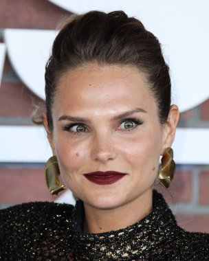 Aktris Cassandra Jean Amell, 10 Ağustos 2021 'de Los Angeles, Kaliforniya, ABD' de bulunan 2137 Sacramento Caddesi 'ndeki STARZ' Heels 'in Los Angeles galasına geldi.. 