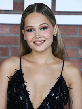 Aktris Kelli Berglund, 2 Ekim 2021 'de ABD' nin Los Angeles eyaletinin Pacific Palisades kentindeki Will Rogers Eyalet Parkı 'nda düzenlenen Veuve Clicquot Polo Classic Los Angeles 2021' e geldi.. 