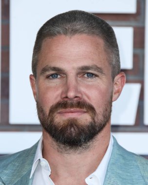 Scarosso ayakkabılı bir Giorgio Armani takım elbise giyen aktör Stephen Amell, 10 Ağustos 2021 'de Los Angeles' taki Sacramento Caddesi 2137 numaradaki STARZ 's Heels' in Los Angeles galasına geldi.. 