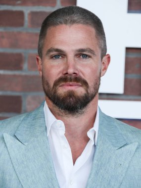 Scarosso ayakkabılı bir Giorgio Armani takım elbise giyen aktör Stephen Amell, 10 Ağustos 2021 'de Los Angeles' taki Sacramento Caddesi 2137 numaradaki STARZ 's Heels' in Los Angeles galasına geldi.. 