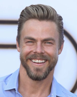 Derek Hough, 8 Ağustos 2021 'de Westwood, Los Angeles, Kaliforniya, ABD' deki Regency Village Theatre 'da düzenlenen MGM' nin 