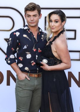 Garrett Clayton ve Emma Hunton, 8 Ağustos 2021 'de Westwood, Los Angeles, Kaliforniya, ABD' deki Regency Village Theatre 'da düzenlenen MGM' nin 'Saygı' nın Los Angeles galasına geldiler.. 