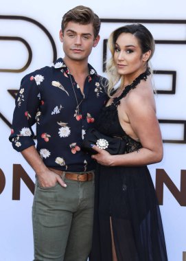 Garrett Clayton ve Emma Hunton, 8 Ağustos 2021 'de Westwood, Los Angeles, Kaliforniya, ABD' deki Regency Village Theatre 'da düzenlenen MGM' nin 'Saygı' nın Los Angeles galasına geldiler.. 