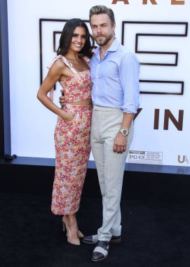 Hayley Erbert ve Derek Hough, 8 Ağustos 2021 'de Westwood, Los Angeles, Kaliforniya, ABD' deki Regency Village Theatre 'da düzenlenen MGM' nin 'Saygı' adlı Los Angeles galasına geldiler.. 