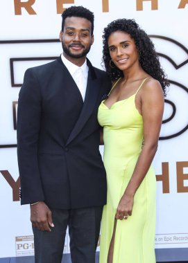 Kris Bowers ve Briana Nicole Henry, 8 Ağustos 2021 'de Westwood, Los Angeles, Kaliforniya, ABD' deki Regency Village Theatre 'da düzenlenen MGM' nin 'Saygı' adlı Los Angeles galasına geldiler.. 
