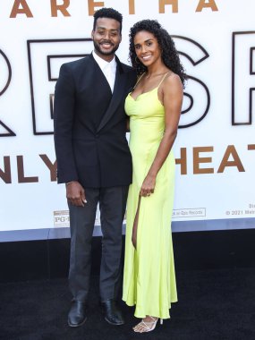 Kris Bowers ve Briana Nicole Henry, 8 Ağustos 2021 'de Westwood, Los Angeles, Kaliforniya, ABD' deki Regency Village Theatre 'da düzenlenen MGM' nin 'Saygı' adlı Los Angeles galasına geldiler..