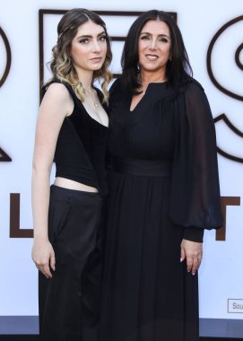 Maggie Brown ve Stacey Sher, 8 Ağustos 2021 'de Westwood, Los Angeles, Kaliforniya, ABD' deki Regency Village Theatre 'da düzenlenen MGM' nin 'Saygı' nın Los Angeles galasına geldiler.. 