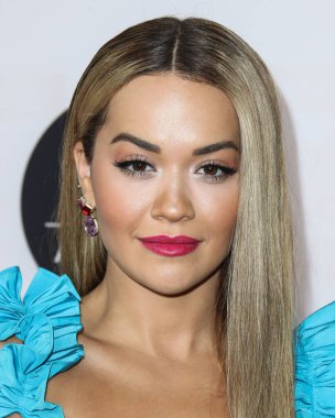 Şarkıcı Rita Ora, 29 Temmuz 2021 'de Los Angeles Kongre Merkezi' nde düzenlenen 26. Geleneksel Los Angeles Sanat Fuarı Açılış Gecesi Galasına geldi.. 