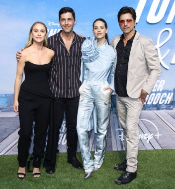 Aktörler Becca Tobin, Josh Peck, Lyndsy Fonseca ve John Stamos, 15 Temmuz 2021 'de Century City, Los Angeles, Kaliforniya, ABD' deki Westfield Century City AVM 'de düzenlenen Disney +' Turner & Hooch 'Los Angeles Premiere Organizasyonu' na geldiler.. 