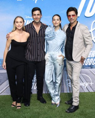 Aktörler Becca Tobin, Josh Peck, Lyndsy Fonseca ve John Stamos, 15 Temmuz 2021 'de Century City, Los Angeles, Kaliforniya, ABD' deki Westfield Century City AVM 'de düzenlenen Disney +' Turner & Hooch 'Los Angeles Premiere Organizasyonu' na geldiler.. 