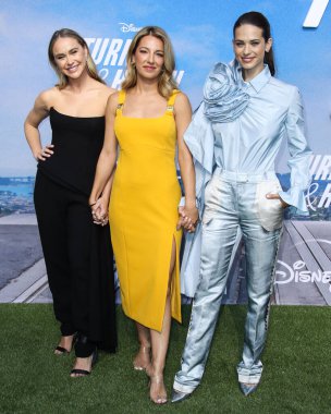 Aktrisler Becca Tobin, Vanessa Lengies ve Lyndsy Fonseca, 15 Temmuz 2021 'de Century City, Los Angeles, Kaliforniya, ABD' deki Westfield Century Century City AVM 'de düzenlenen Disney +' Turner & Hooch 'Los Angeles Premiere Organizasyonu' na geldiler..