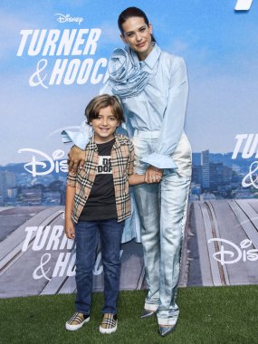 Aktör Jeremy Maguire ve aktris Lyndsy Fonseca, 15 Temmuz 2021 'de Westfield Century City AVM' de düzenlenen Disney + 'Turner & Hooch' Los Angeles Premiere Organizasyonu 'na geldiler.. 