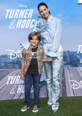 Aktör Jeremy Maguire ve aktris Lyndsy Fonseca, 15 Temmuz 2021 'de Westfield Century City AVM' de düzenlenen Disney + 'Turner & Hooch' Los Angeles Premiere Organizasyonu 'na geldiler.. 