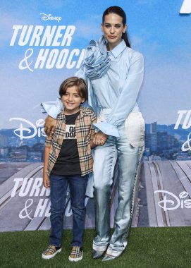 Aktör Jeremy Maguire ve aktris Lyndsy Fonseca, 15 Temmuz 2021 'de Westfield Century City AVM' de düzenlenen Disney + 'Turner & Hooch' Los Angeles Premiere Organizasyonu 'na geldiler.. 