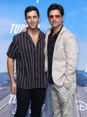 Aktörler Josh Peck ve John Stamos, 15 Temmuz 2021 'de Century City, Los Angeles, Kaliforniya, ABD' deki Westfield Century City AVM 'de düzenlenen Disney +' Turner & Hooch 'Los Angeles Premiere Organizasyonu' na geldiler.. 