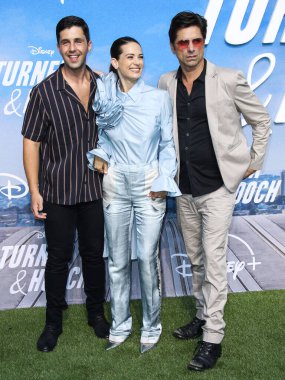 Aktörler Josh Peck, Lyndsy Fonseca ve John Stamos, 15 Temmuz 2021 'de Century City, Los Angeles, Kaliforniya, ABD' deki Westfield Century City AVM 'de düzenlenen Disney +' Turner & Hooch 'Los Angeles Premiere Organizasyonu' na geldiler.. 