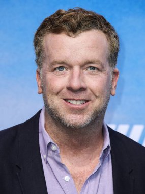 Yönetmen McG (Joseph McGinty Nichol), 15 Temmuz 2021 tarihinde Westfield Century City, Los Angeles, Kaliforniya, ABD 'de düzenlenen Los Angeles Premiere AVM' de düzenlenen Disney + 'Turner & Hooch' a ulaşır..