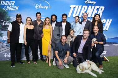 Reginald VelJohnson, Becca Tobin, Josh Peck, Vanessa Lengies, Brandon Jay McLaren, Anthony Ruivivar, Josh Levy, Jeremy Maguire, Lyndsy Fonseca, Matt Nix, McG, Cristina Rosato ve Michael Horowitz Disney + 'Turner & Hooch' Los Angeles 'a geldiler. 