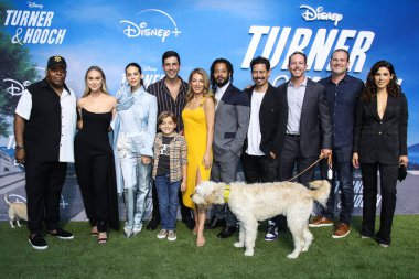 Reginald VelJohnson, Becca Tobin, Lyndsy Fonseca, Josh Peck, Jeremy Maguire, Vanessa Lengies, Brandon Jay McLaren, Anthony Ruivivar, Matt Nix, Michael Horowitz ve Cristina Rosato Disney + 'Turner & Hooch' Los Angeles Premiere Event 'e geldiler. 