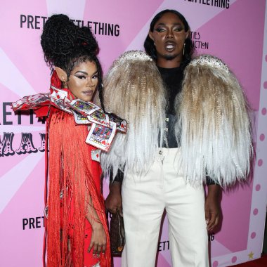 Şarkıcı / söz yazarı Teyana Taylor ve manken EJ Johnson, 3 Temmuz 2021 'de WISDOME Los Angeles, Kaliforniya, ABD' de bulunan Teyana Taylor tarafından sunulan PrettyLittleThing Madhouse 'a geldiler.. 