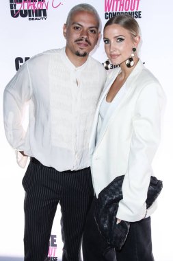 Aktör Evan Ross ve şarkıcı Ashlee Simpson Ross, 18 Haziran 2021 'de Hyde Sunset Kitchen + Cocktails' de düzenlenen UOMA Güzellik Gururu Ayı ve Juneteenth Kutlama Gecesine geldiler..