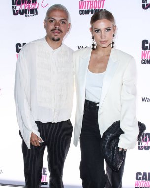 Aktör Evan Ross ve şarkıcı Ashlee Simpson Ross, 18 Haziran 2021 'de Hyde Sunset Kitchen + Cocktails' de düzenlenen UOMA Güzellik Gururu Ayı ve Juneteenth Kutlama Gecesine geldiler..