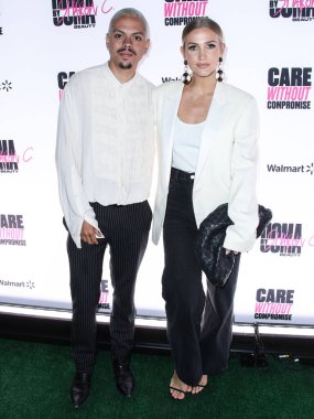 Aktör Evan Ross ve şarkıcı Ashlee Simpson Ross, 18 Haziran 2021 'de Hyde Sunset Kitchen + Cocktails' de düzenlenen UOMA Güzellik Gururu Ayı ve Juneteenth Kutlama Gecesine geldiler..