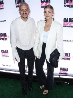 Aktör Evan Ross ve şarkıcı Ashlee Simpson Ross, 18 Haziran 2021 'de Hyde Sunset Kitchen + Cocktails' de düzenlenen UOMA Güzellik Gururu Ayı ve Juneteenth Kutlama Gecesine geldiler..