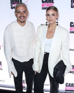 Aktör Evan Ross ve şarkıcı Ashlee Simpson Ross, 18 Haziran 2021 'de Hyde Sunset Kitchen + Cocktails' de düzenlenen UOMA Güzellik Gururu Ayı ve Juneteenth Kutlama Gecesine geldiler..