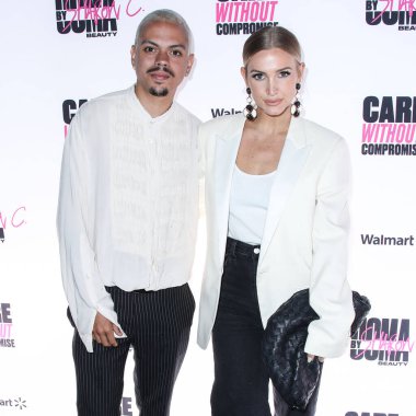 Aktör Evan Ross ve şarkıcı Ashlee Simpson Ross, 18 Haziran 2021 'de Hyde Sunset Kitchen + Cocktails' de düzenlenen UOMA Güzellik Gururu Ayı ve Juneteenth Kutlama Gecesine geldiler..
