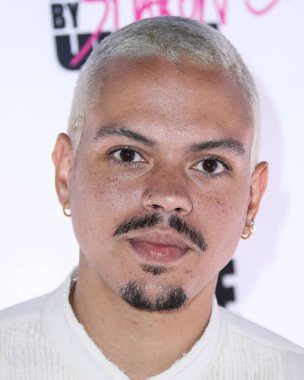 Aktör Evan Ross, 18 Haziran 2021 'de Hyde Sunset Kitchen + Cocktails' da düzenlenen UOMA Güzellik Gururu Ayı ve Haziran Kutlama Açılışı etkinliğine katılıyor..